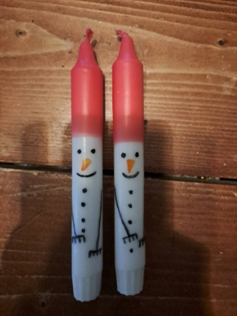 Sneeuwpop met rood mutsje dinerkaars-dipdye-handgemaakt