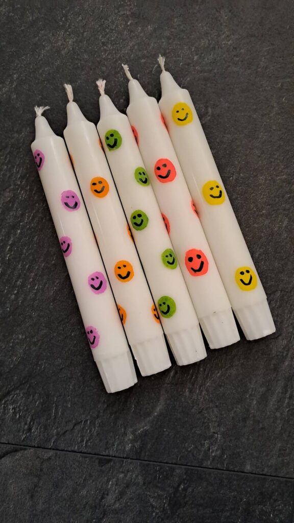 Dinerkaars smiley – smileykaars -grappige kaars- kleurrijk – vrolijk
