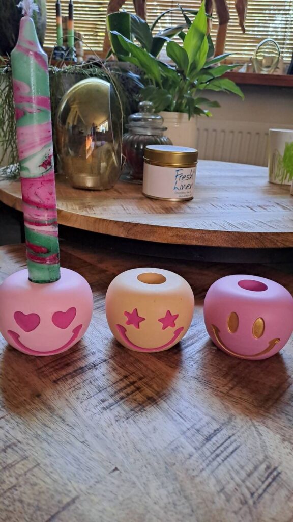 Smiley kandelaar  handgemaakt van jesmonite - Afbeelding 3