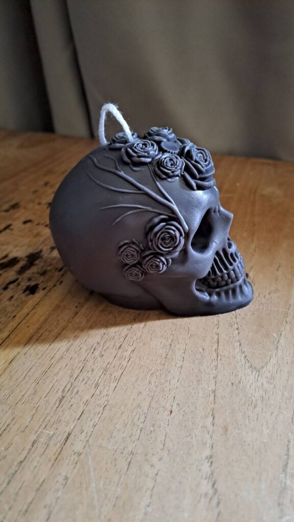 Skull doodshoofd kaars met bloemen - schedel decoratie - Afbeelding 2