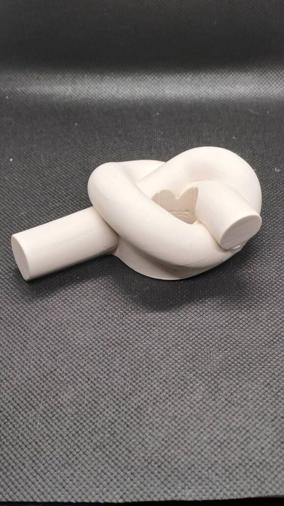 Kandelaar in een knoop vorm – 100% Jesmonite – strak design