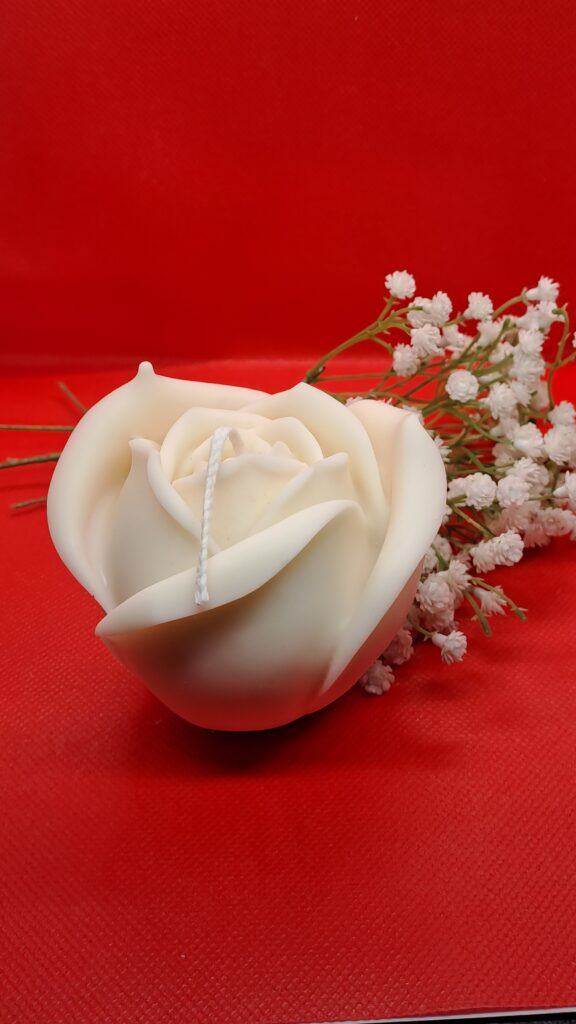 Rozenbloem kaars- Candle- romantisch- 100% koolzaadwas