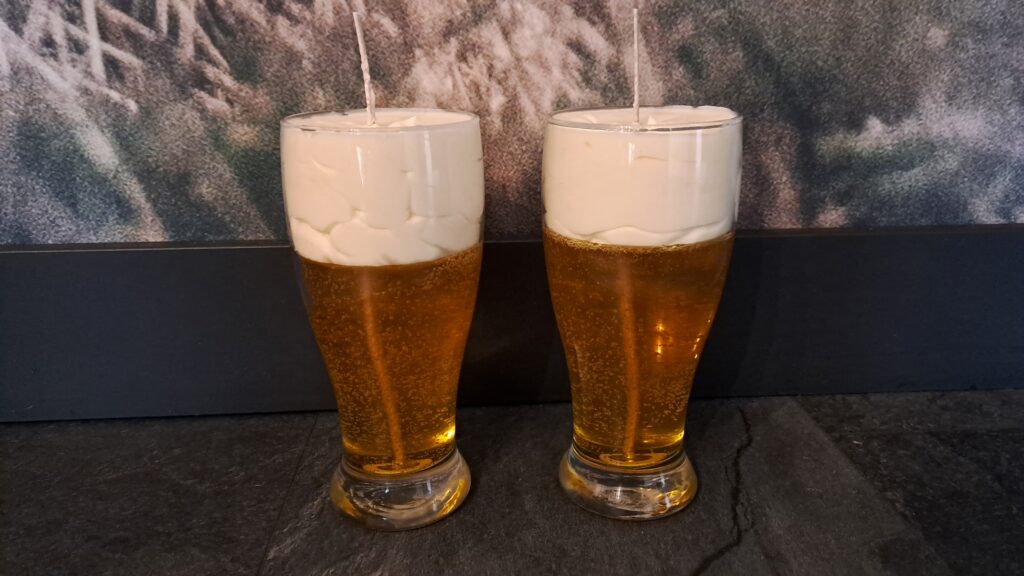 Handgemaakt groot glas bierkaars met schuimkraag