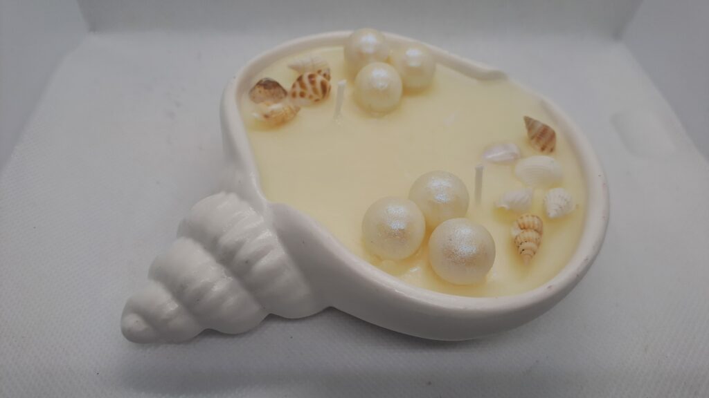 Grote handgemaakte schelp met (geur)kaars en decoratie van sojawas