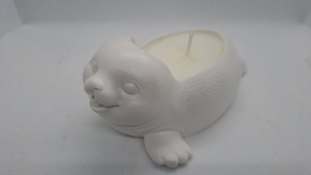 Handgemaakte zeehond van Jesmonite – geurkaars Light Blue Waters