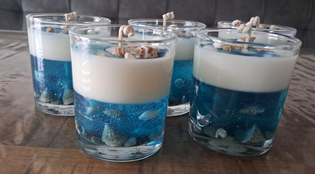 Handgemaakte decoratiekaars met gelwas en schelpen